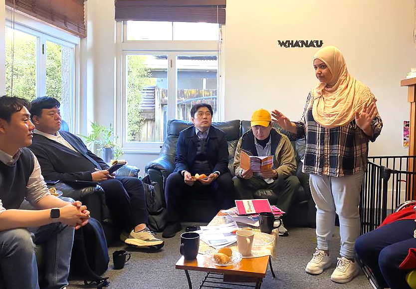 지난해 9월 ‘비비빅(VVVIC)’팀이 파리야 베굼(Fariya Begum)샤마 프로그램 운영 총괄을 만나 설명을 듣고 있다. /정대훈 코피온 사무국장